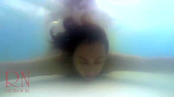 play Aguantar la respiración bajo el agua. dominación sexo duro. nudista regina noir nadando, chupa y folla en la piscina.3