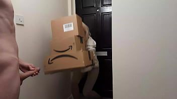 Putar Gila butuh masturbasi pria bertemu dengan seorang gadis pengiriman amazon dan dia memutuskan untuk membantunya cum