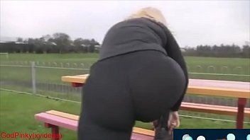Oynat Olgun milf parkta büyük göt tozluk ile yürümek
