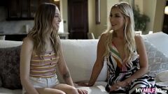 Reproduzir As pornôs de lésbicas Ashley incêndios e Lily Larimar em cenas de malha e enteada cheia