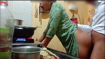 Redare Soția indiană sexy a fost futută în timp ce gătea