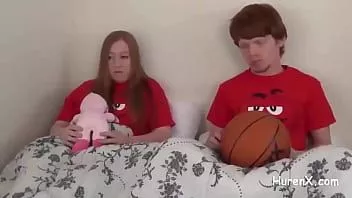 play Hurenx.comstepsister ayuda con una paja rápida