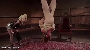 تشغيل جلد رجل في تعليق مقلوب