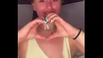 play Ragazza adolescente che scuote le tette per i regali durante un live. (rallentatore)