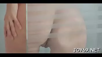 تشغيل جوزفين تقف أمام الكاميرا بدون حمالة صدرها