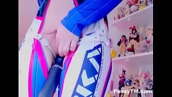 Играть 18-летняя возбужденная тинка мастурбирует игрушкой свою мокрую киску