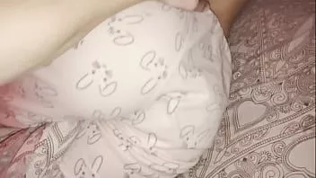播放 他想隐藏他的继妹，稍微操了她湿漉漉的阴户，然后射到了她的屁股上
