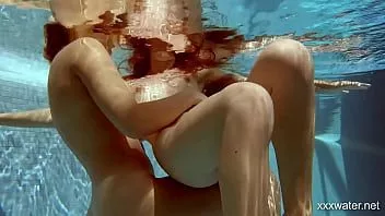 Reproducir En la piscina cubierta nadan dos chicas impresionantes
