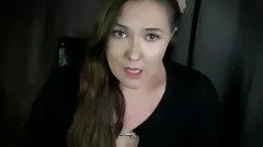 play La charla sucia de una MILF morena JOI Fantasy: el pervertido ayudante fomenta el juego en solitario