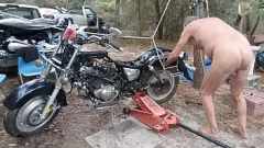 Riproduci Il meccanico birichino si spoglia nudo durante la sostituzione del tendicatena della motocicletta