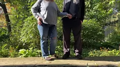 Reproducir La MILF gordita Elena se pone cachonda al aire libre con su hijastro Aleksandr