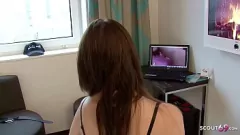 play Stepdick Genç Kız Kardeşini Porno İzlerken Yakaladı ve Onu Sikiyor