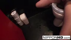 Abspielen Das japanische Luder Staxxx wird in der öffentlichen Toilette unartig