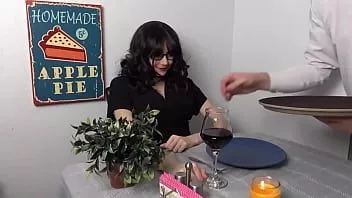 Oynat Sahte restoranda lovense gür ile kamu orgazm
