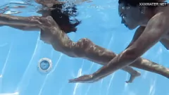 play Ungarische Pornostars Irina Cage & Angelica Heart's Wet & Wild Pool Fick