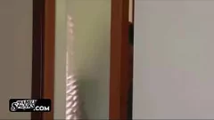 Riproduci La moglie traditrice nasconde il figliastro sotto le lenzuola in un incontro proibito