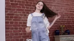 Afspelen Onschuldige maagdelijke meid met geschoren kutje wrijft zichzelf dicht langs de camera totdat ze klaarkomt