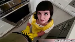 चलाएँ इस गर्म वर्जित पारिवारिक अश्लील दृश्य में बड़े स्तन वाली श्यामला एमआईएलए सौतेली माँ जेन अपने सौतेले बेटे को परम मुख-मैथुन और हैण्डजॉब देती हुई देखें।