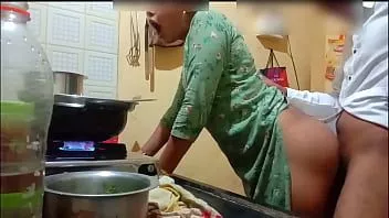 play 印度 性感的 妻子 得到 搞砸 同时 烹饪