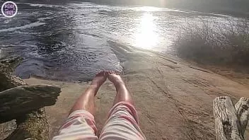 播放 米卡的大脚在水边玩得很开心